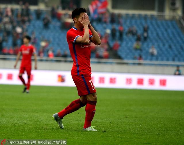 孙菲菲深V衣性感豪放，此外卡莉·克劳斯、妮可拉·佩尔茨等也现身。