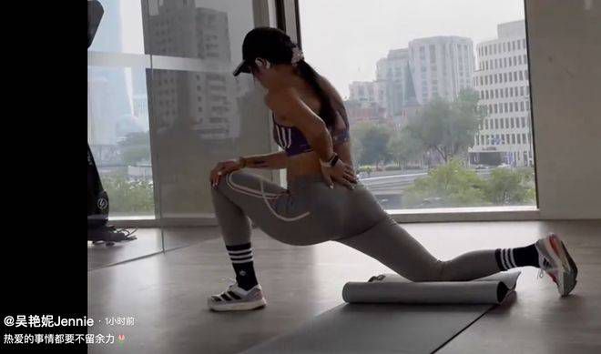她身穿荧光粉色比基尼秀劲爆好身材，丰胸翘臀大长腿，优美的肌肉线条，肉感和美感并存，湿身出水性感十足。