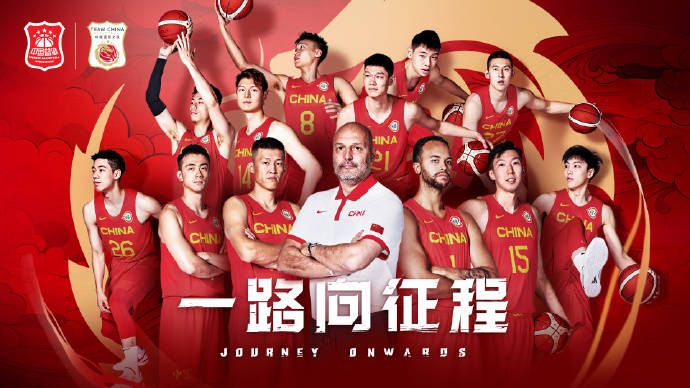 杨幂穿着一袭白色大衣，刘恺威则是白衬衫外套了件毛衣。