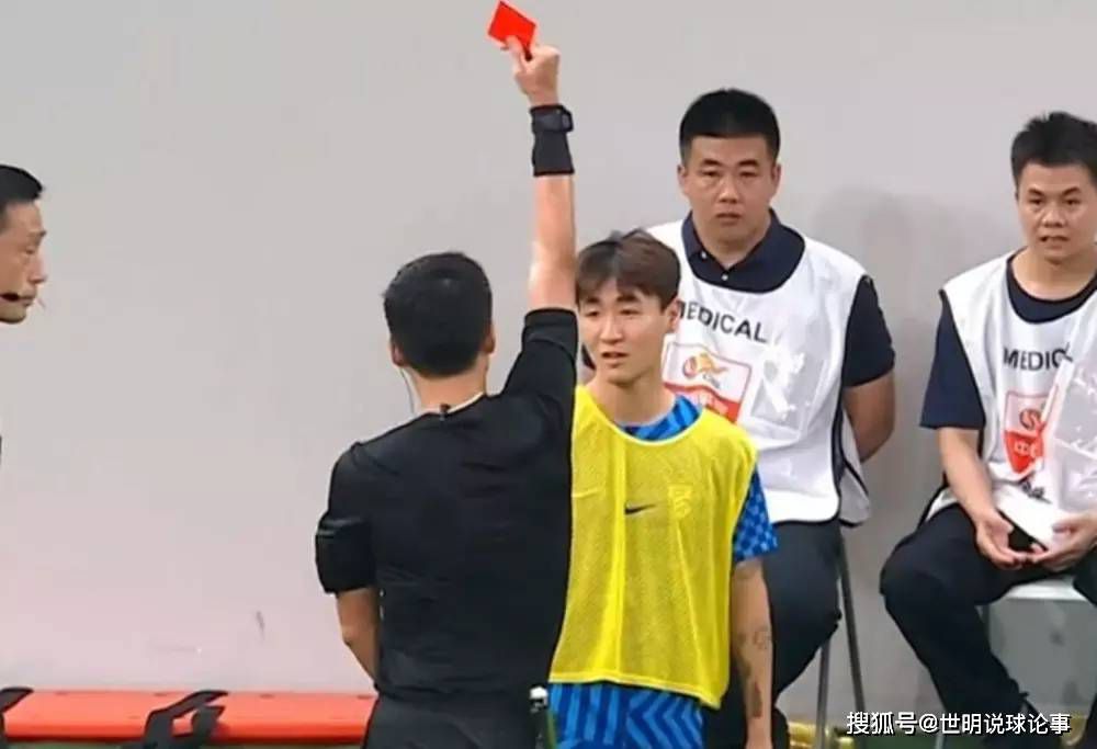 主演新剧《肯尼迪》聚焦著名政治家族 2 堪比时装周!