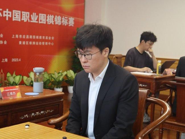 当天肯尼思·布拉纳一身蓝色西装亮相格外绅士，心情大好的他全程笑容挂在脸上，认真的拿笔写上自己的名字。