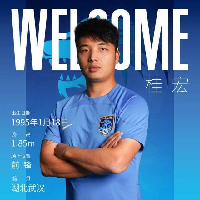 海报上“未成年人谨慎观影”“经典童话黑化”的标语格外醒目，试图以反差吸引观众。