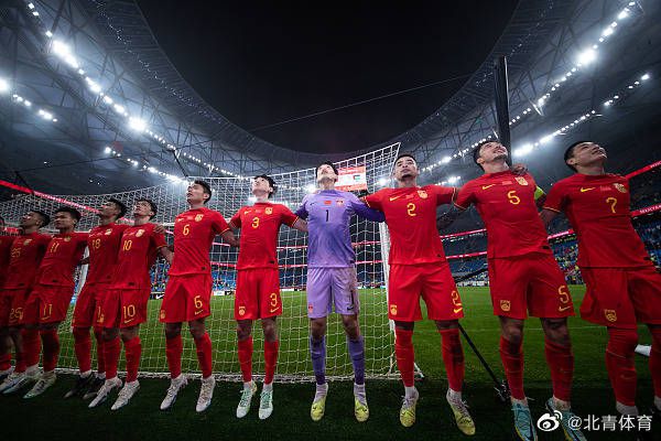 导演迈克尔·贝聚精会神，专业精神不言而喻；