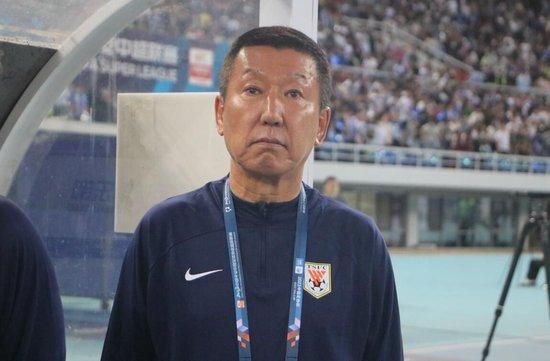 抖森戴红帽双口罩出街 厚毛衣难挡胸肌 2021-02-01 当地时间1月27日，英国伦敦，“抖森”汤姆·希德勒斯顿现身街头遛狗。