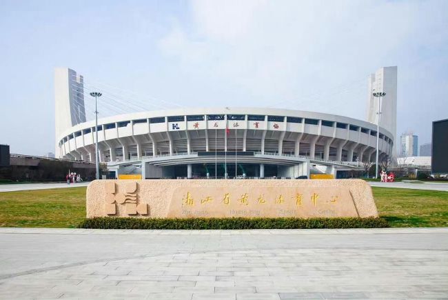 还有很多协会组织、电影企业、电影人等在为年轻导演打造扶持计划，但也只有坚持长期主义的投入、有扎实内容的扶植策略、有稳定资金与资源的平台，这样的计划才真正有效，帮助新导演走好电影生涯的第一步！