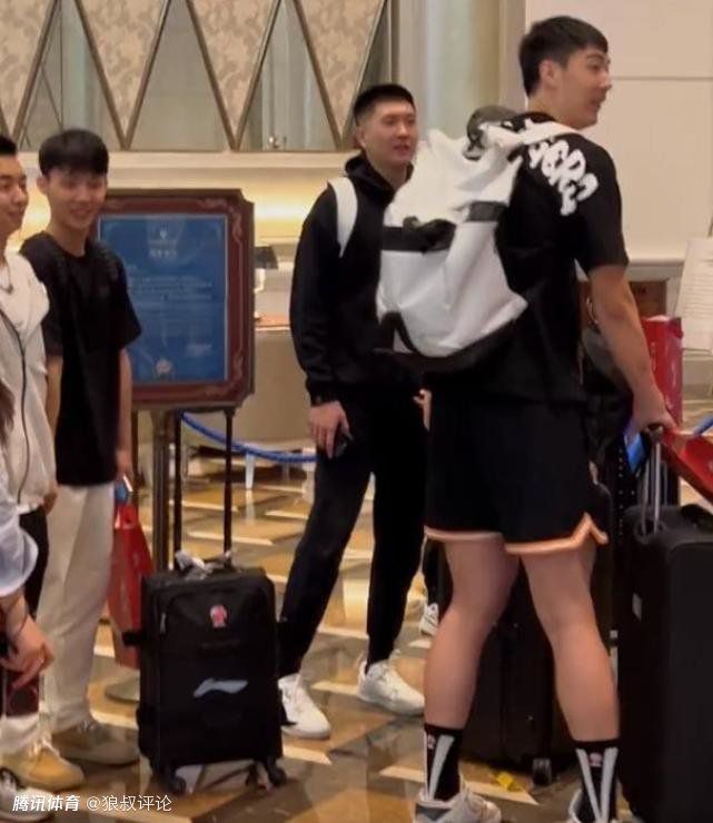 凯特·贝金赛尔透视纱裙尽显性感魅力。