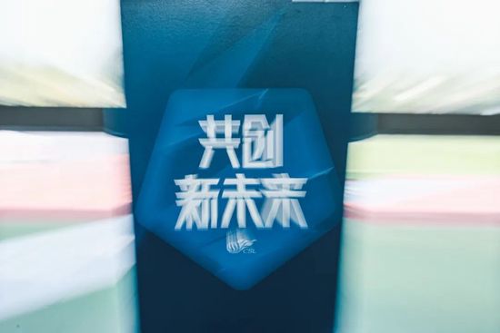 杨紫T台首秀着白纱礼服惊艳全场 2014-10-28 10月27日，北京，2015中国国际时装周（春夏），杨紫身穿白色婚纱现身T台走秀，惊艳全场，更获设计师亲自帮提裙摆，备受恩宠。