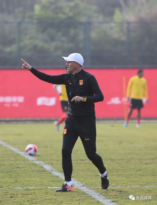 而李敏镐除了用力对台下粉丝放电、献飞吻外，也有诚意 李敏镐神速“变装”受粉丝追捧 秀中文拉拢媒体 2013-07-26 7月25日，韩国人气偶像李敏镐来到上海出席某品牌的新品发布活动。