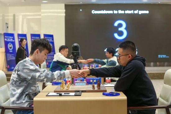 “美国队长”的替身演员穿战袍、背盾牌、骑摩托车出现在片场。