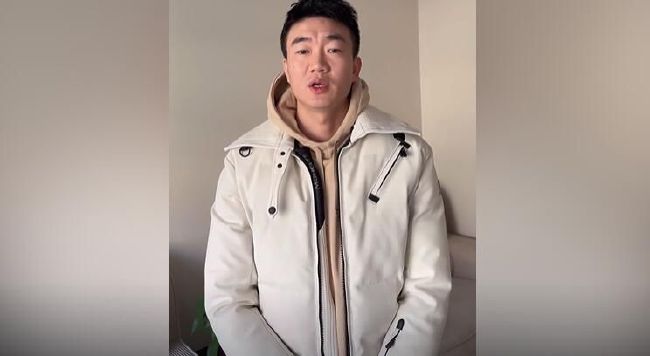 导演丁晟自荐影片接地气“会让观众我忘掉以前的《警察故事》”成龙也称这是一部“跟我以前拍的影片百分百不一样的沉重 《警察故事》首日6000万 超《私人订制》夺冠 2013-12-25 《警察故事2013》于12月24日开画，首日票房超过6000万，将《私人订制》挤下了单日票房冠军的宝座，后者单日进账4000余万，累计已达3.9亿。