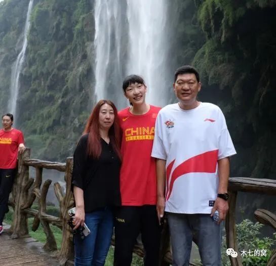 基因复活的恐龙踏过泥泞，每一步都踩在人类妄图扮演造物主的傲慢上。