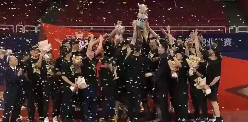 影片发布一组角色剧照，并同步曝光演员阵容，在杭州的湖光山色中，正上演这场关于“爱和美味”的温暖故事。