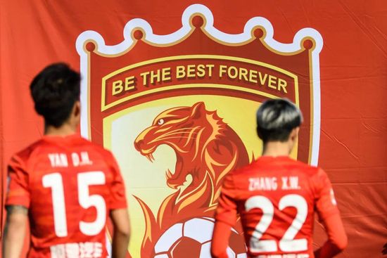 2026-04-29 花费5年时间，不算废稿数量，就画了5万余张宣纸画……在AI盛行的时代，始终还有一群艺术家用最纯粹的创作手法，带来了最有诚意的作品。