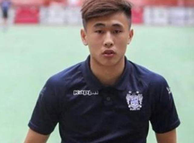 希尔顿在现场频频送飞吻，并风骚与男粉丝合照。