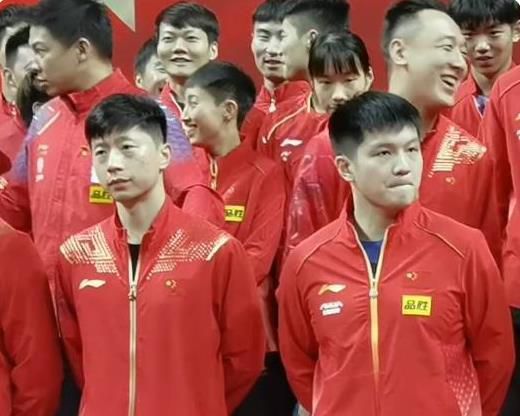 《阿甘正传》剧组时隔28年再合作新片 2022-02-18 电影《这里》将由罗伯特·泽米吉斯执导，泽米吉斯和艾瑞克·罗斯执笔剧本，汤姆·汉克斯主演，这也是《阿甘正传》