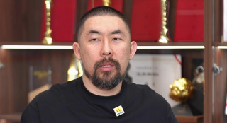 卡梅隆携剧组人员抵达新西兰 2020-06-01 近日，《阿凡达》系列影片的制作人乔恩·兰道在个人社交媒体平台分享照片，他和导演詹姆斯·卡梅隆已抵达《阿凡达2》的拍摄地新西兰，着手准备复工拍摄。