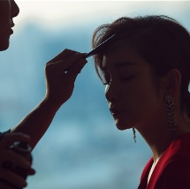 改革开放之后，谢芳重返影坛，拍摄了女导演董克娜的《第二次握手》，而青岛的海岸线见证了这段爱情故事。